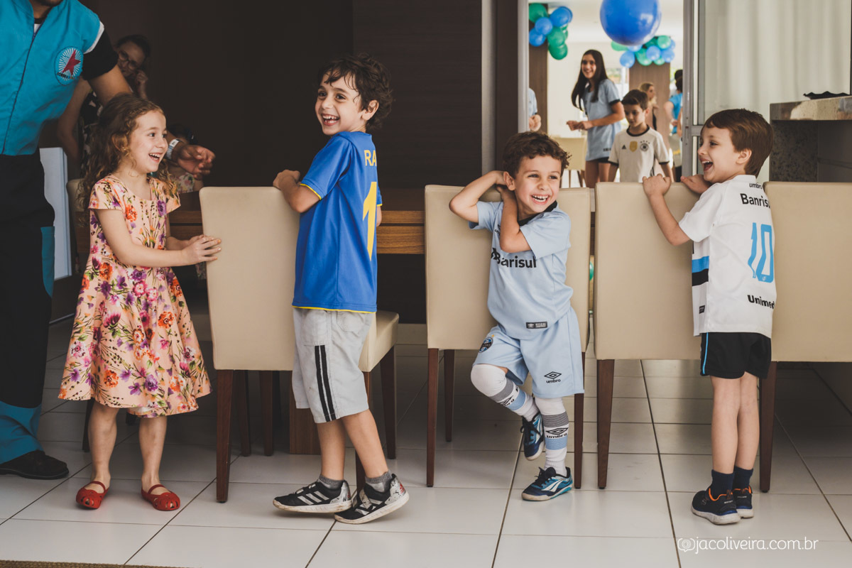 crianças correndo e se escondendo fotografia infantil porto alegre