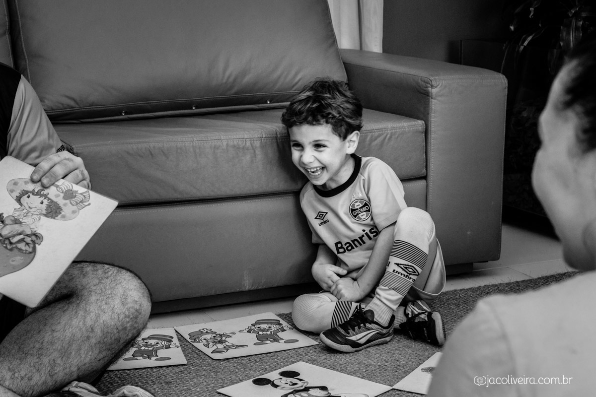 fotografo aniversario infantil menino rindo durante brincadeira porto alegre
