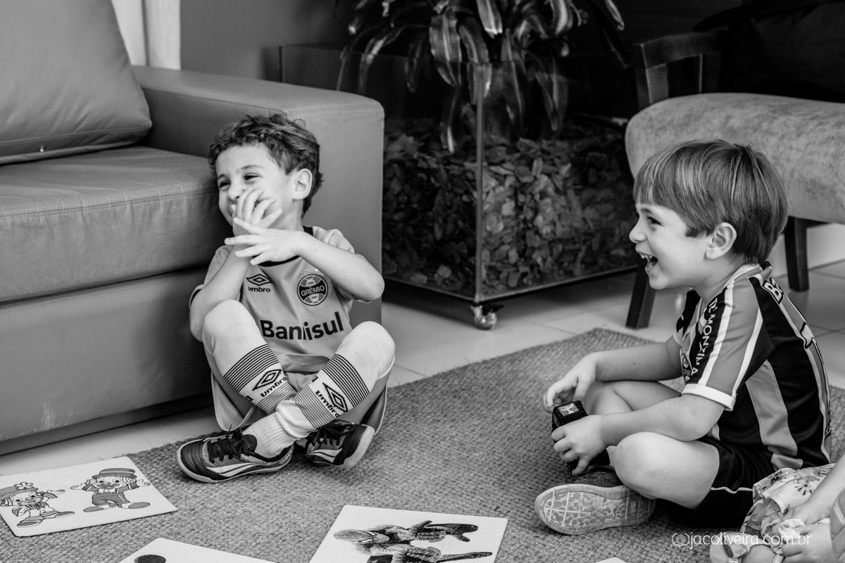fotografia infantil porto alegre crianças jogando preto e branco