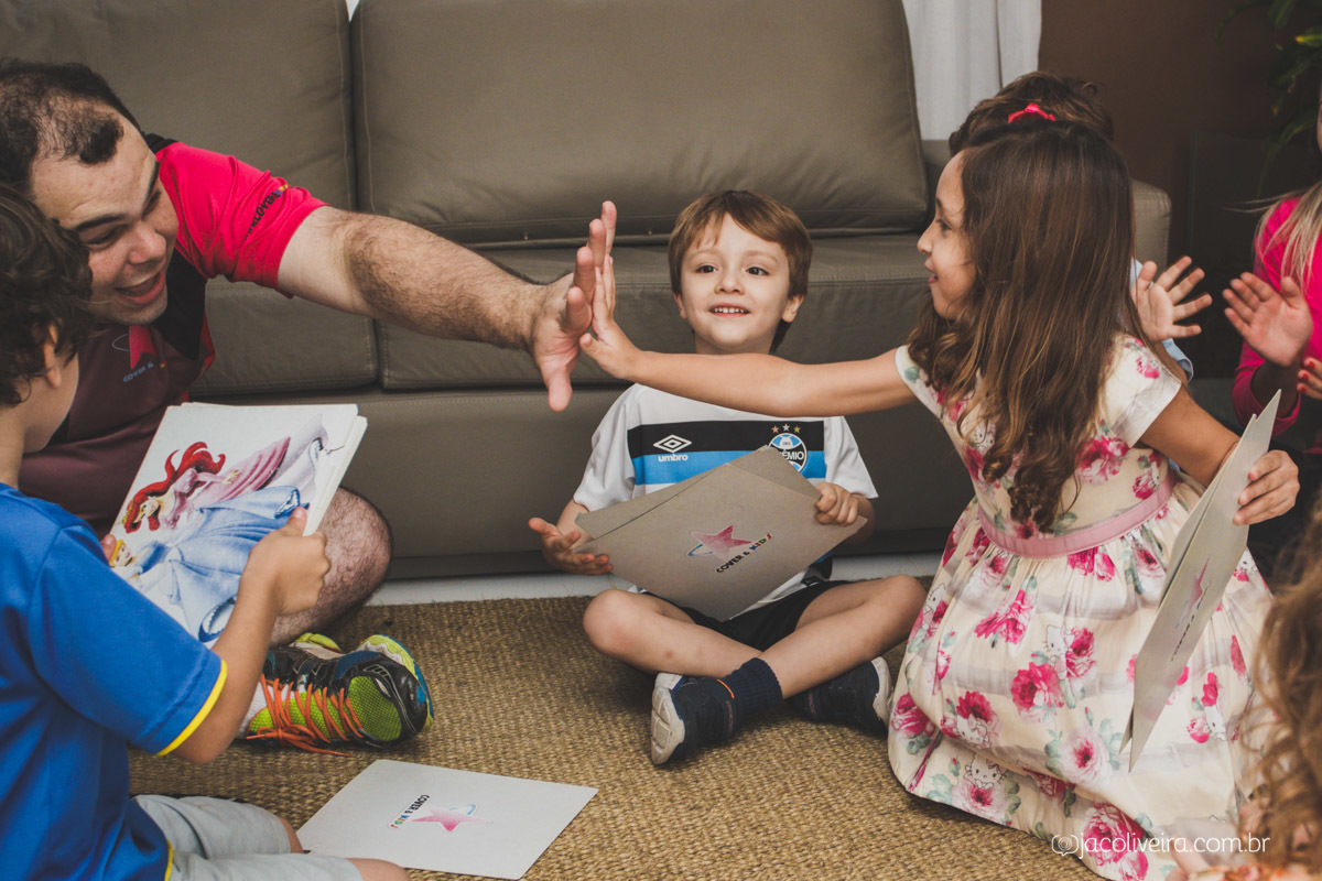 fotografia de crianças em festa infantil brincando com cover e kids