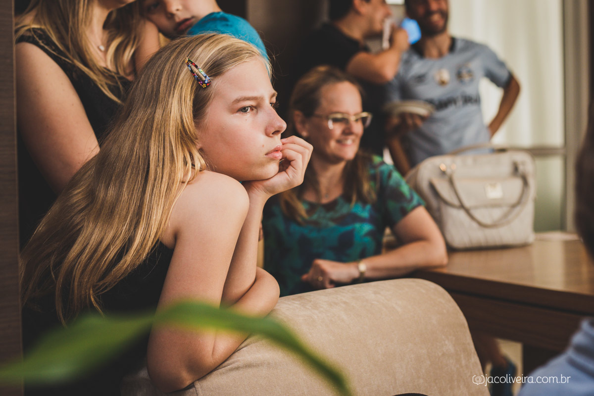 fotógrafo festa infantil porto alegre menina olhando o teatro