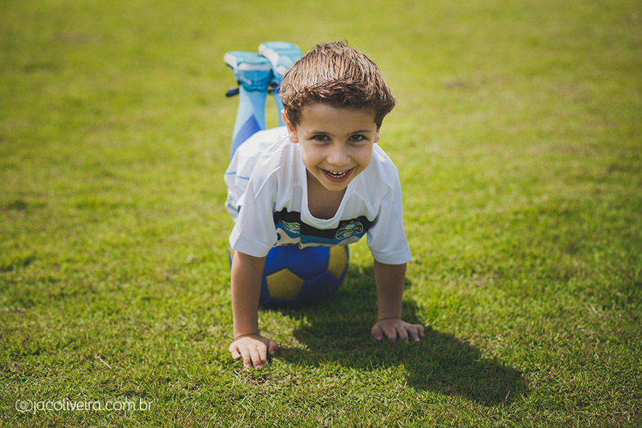 fotografia infantil porto alegre ensaio menino com bola de futebol