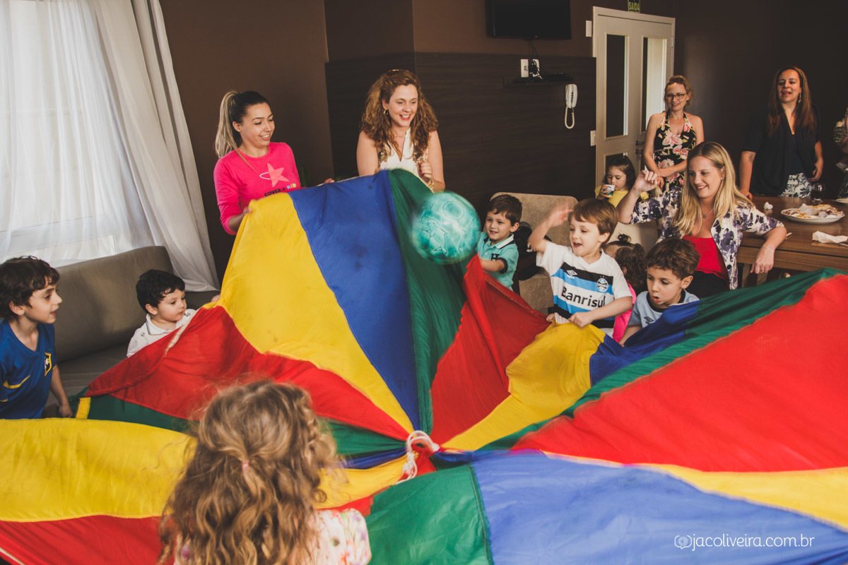 fotógrafa porto alegre brincadeira tecido colorido em festa infantil 