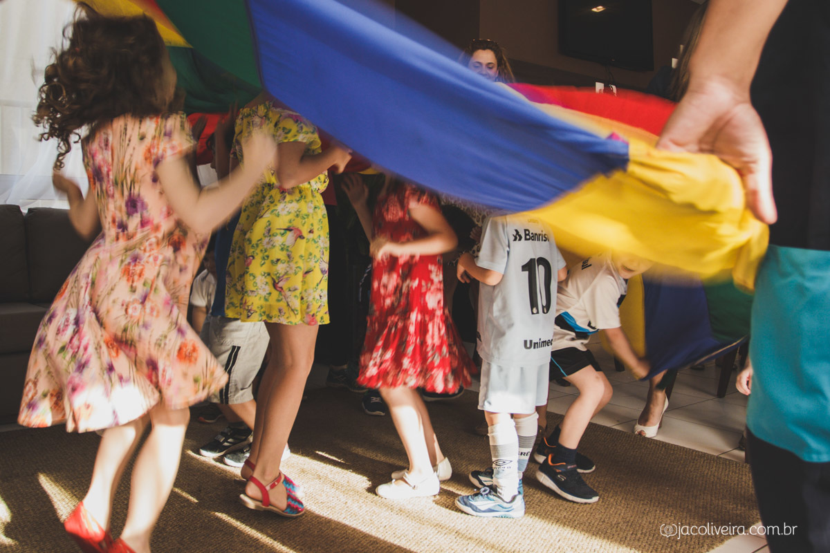 fotógrafo infantil porto alegre crianças brincando embaixo do tecido