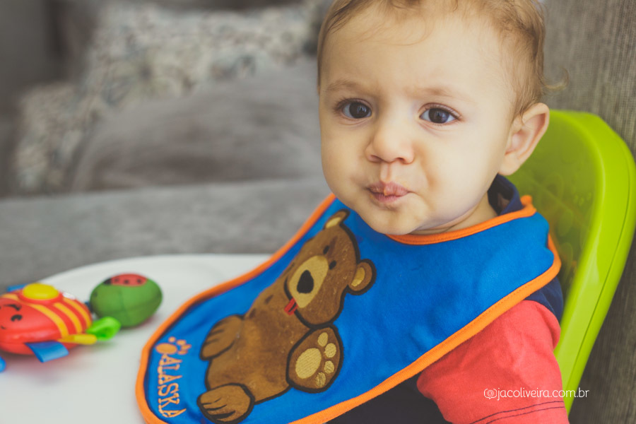 fotografo porto alegre acompanhamento bebê ensaio 9 meses heitor comendo