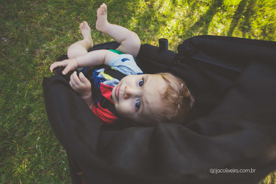 fotografo porto alegre acompanhamento bebê ensaio 9 meses heitor olhando fotógrafa