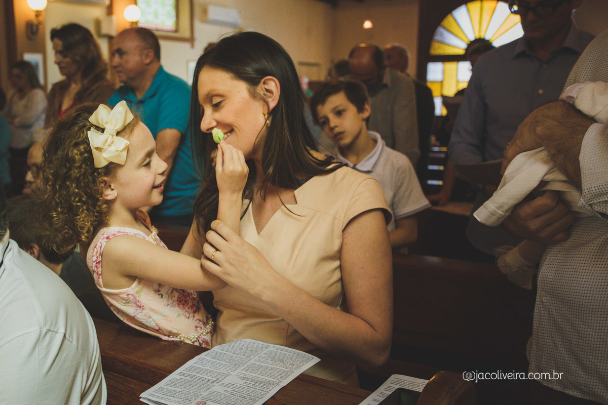 fotografia batismo porto alegre rs jac oliveira menina e mãe com flor