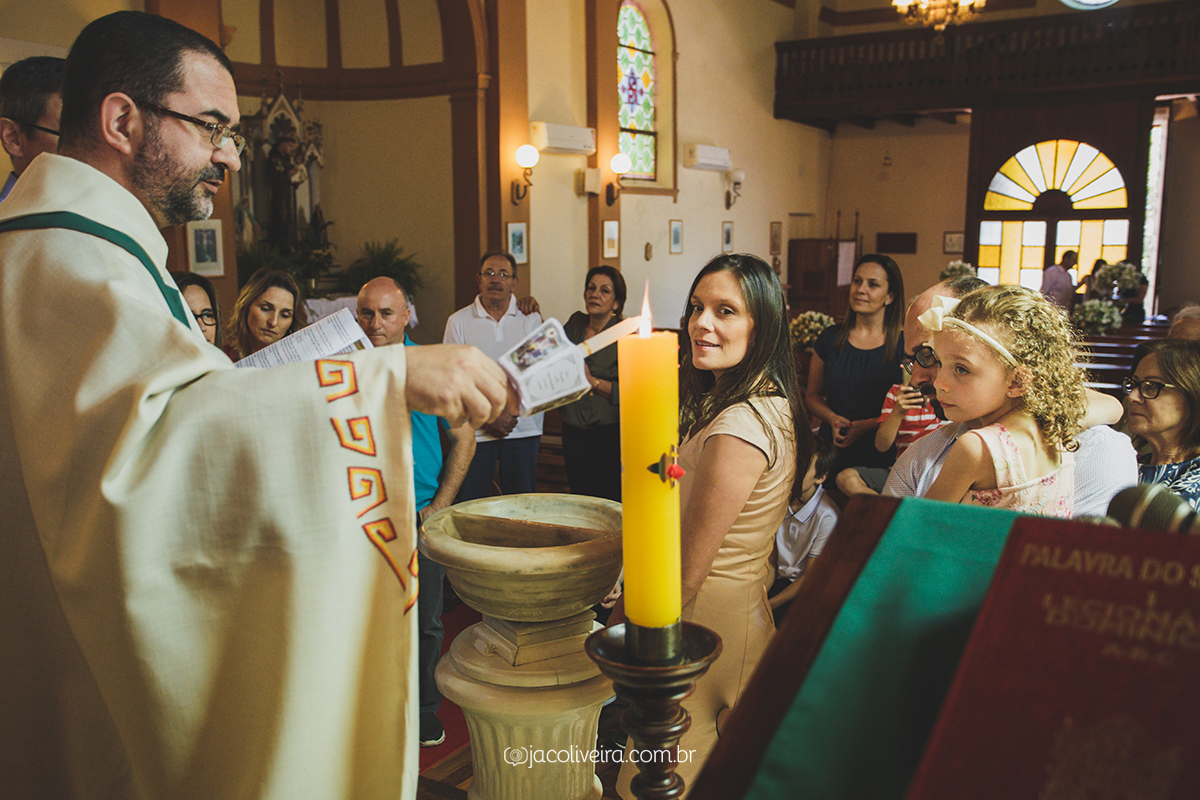 fotografo porto alegre família batismo rs padre celebrando missa e batizado 