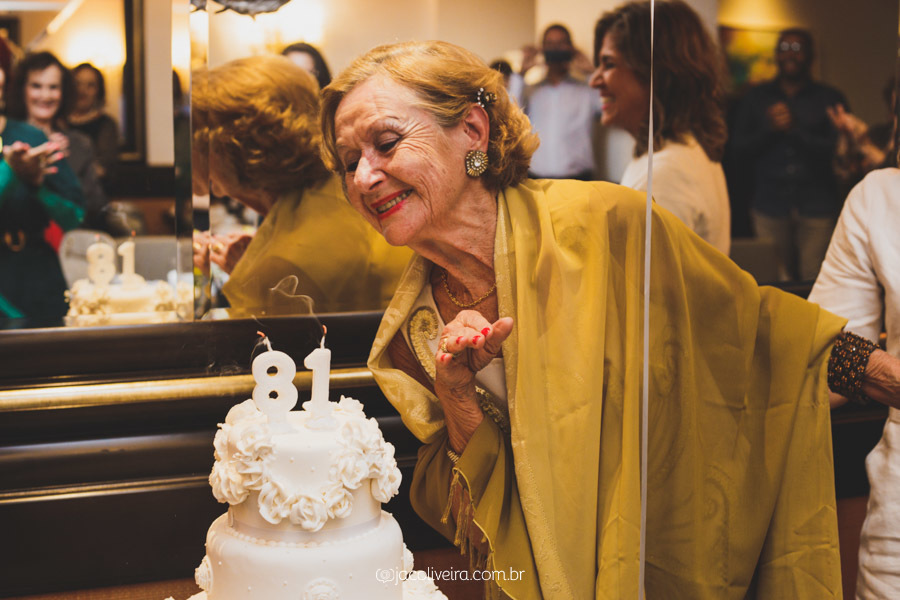 fotografia avó apagando velinha 81 anos fotos jac oliveira