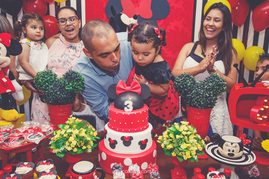 fotografia infantil aniversário soprando vela maria e pai