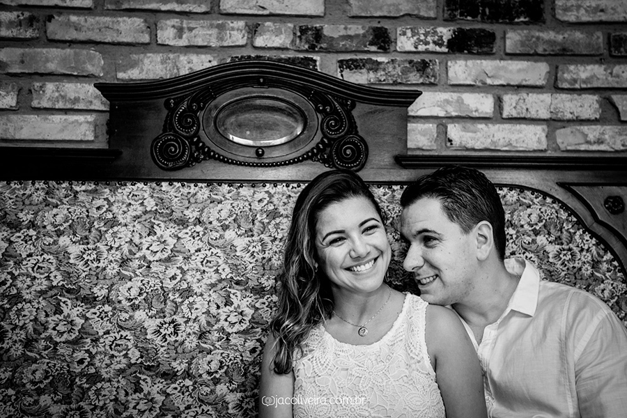 namorados ensaio casal no sofá antigo por do sol la piedra jac oliveira fotografa de casamento e família