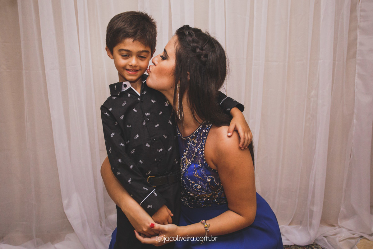 isabel com afilhado em sua formatura na pool eventos