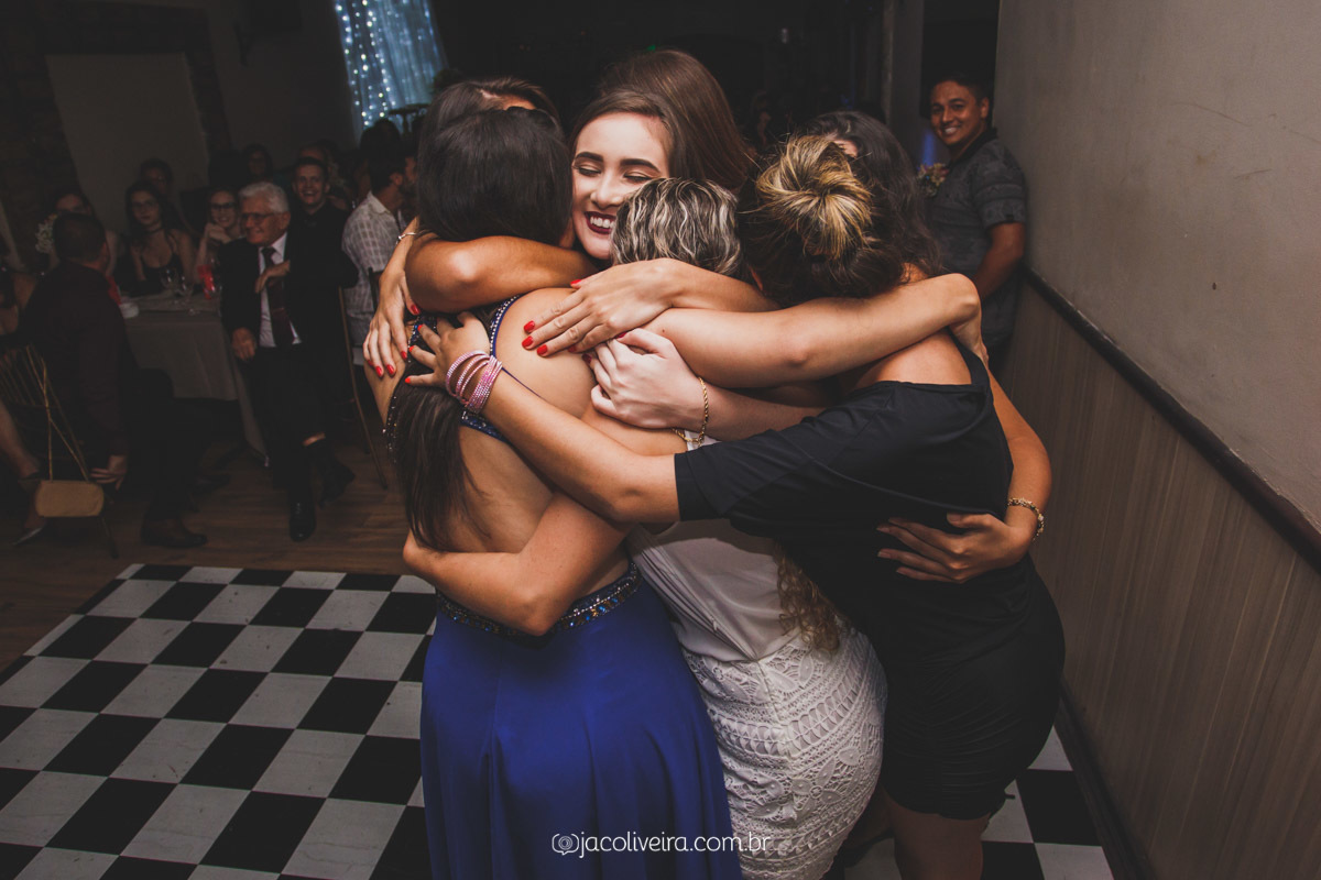 amigas se abraçando fotografa formatura porto alegre