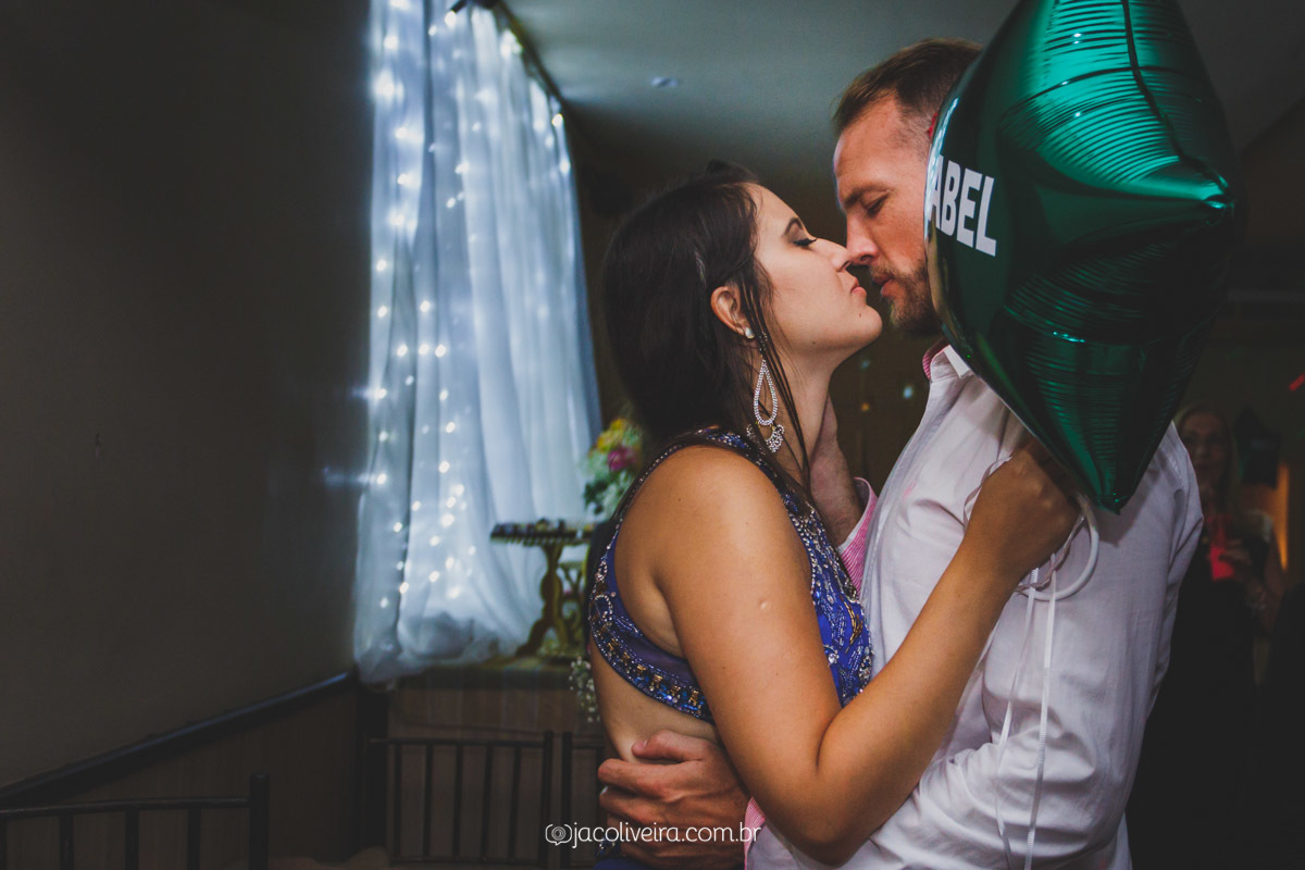 beijo apaixonado do namorado da isabel