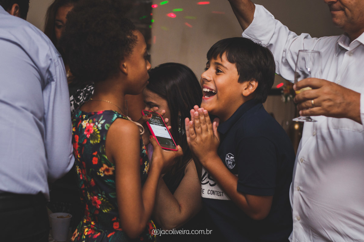 crianças conversando e brincando na festa de formatura