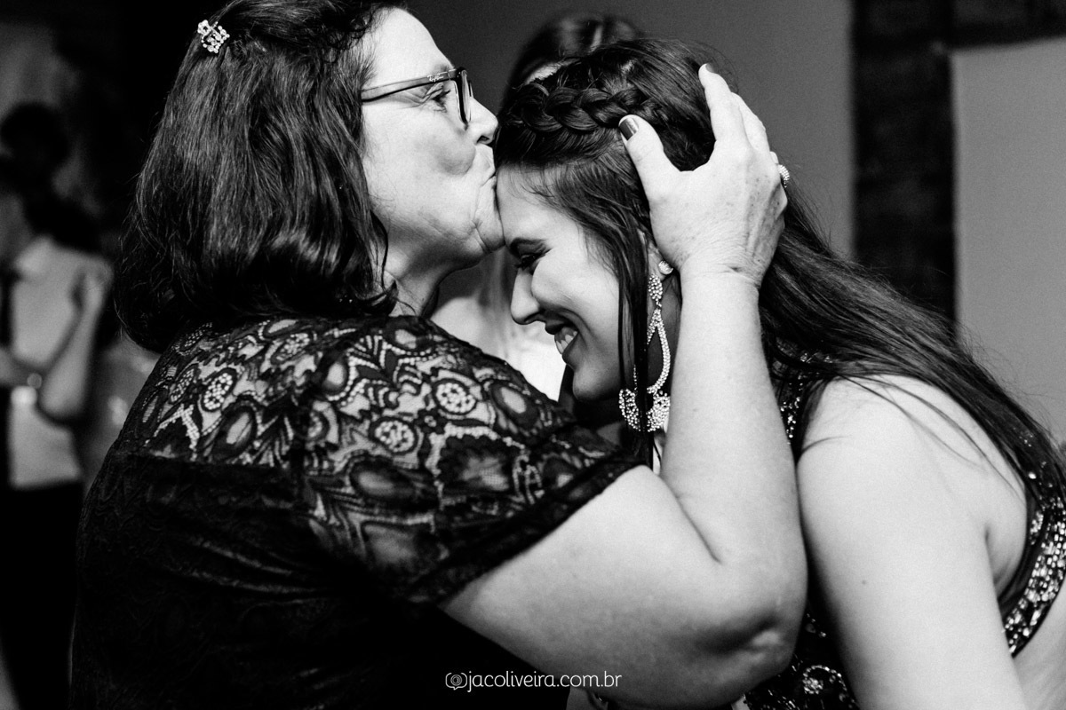 beijo na testa dado pela sogra na formanda