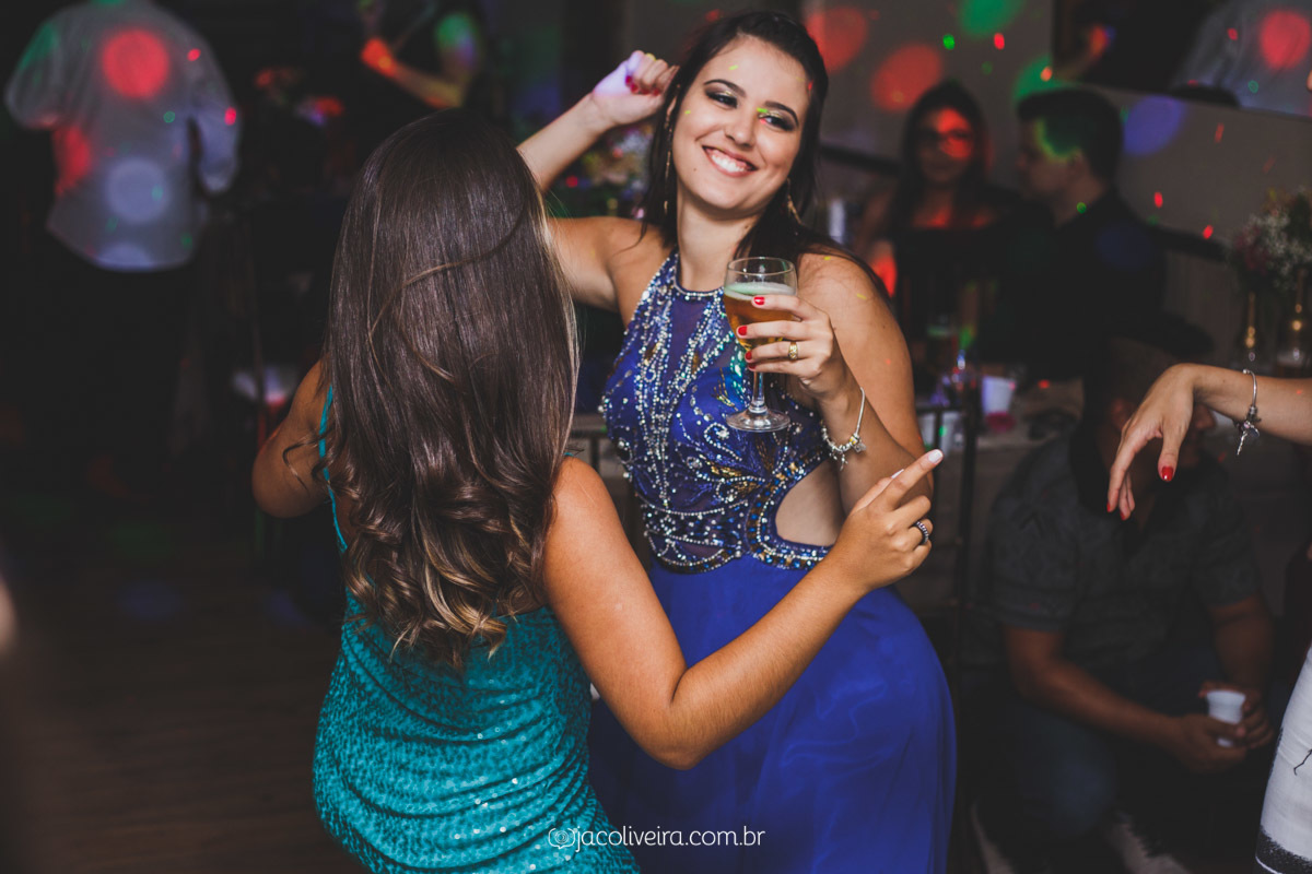 amigas dançam com vestido verde e vestido azul