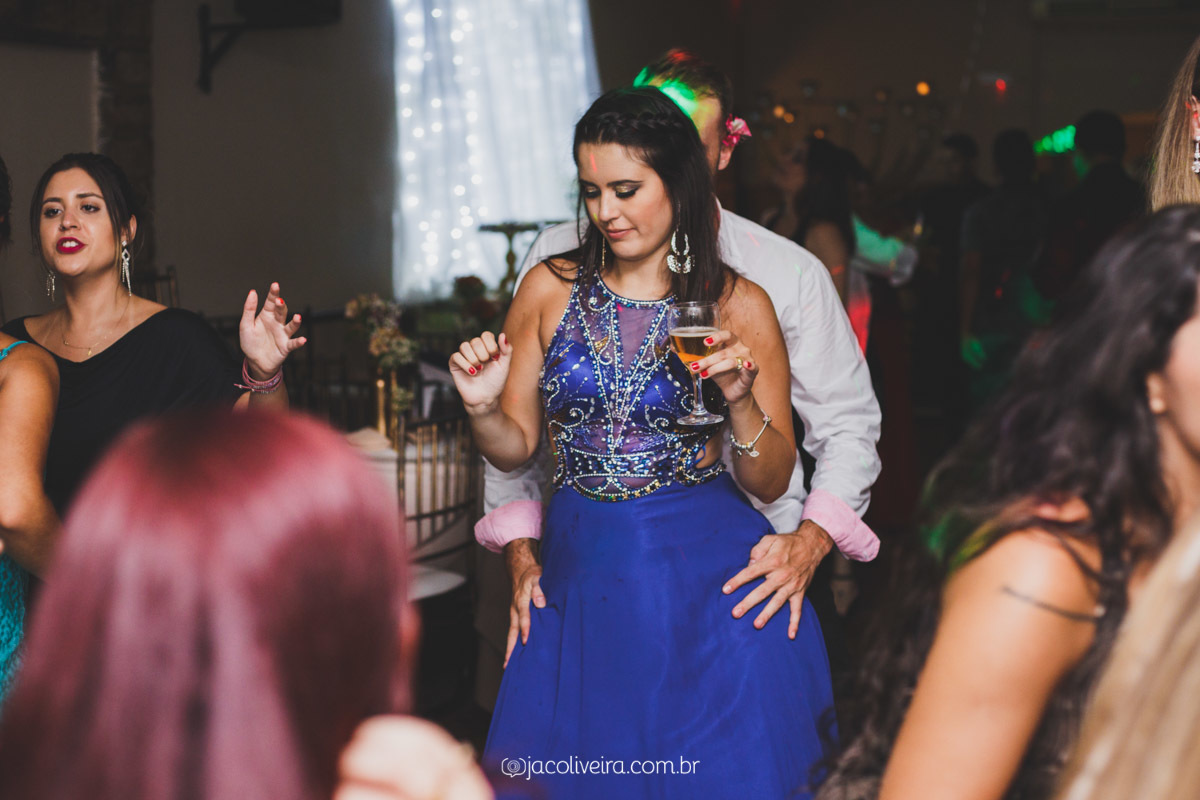 fotografa formatura porto alegre registra formanda dançando com namorado