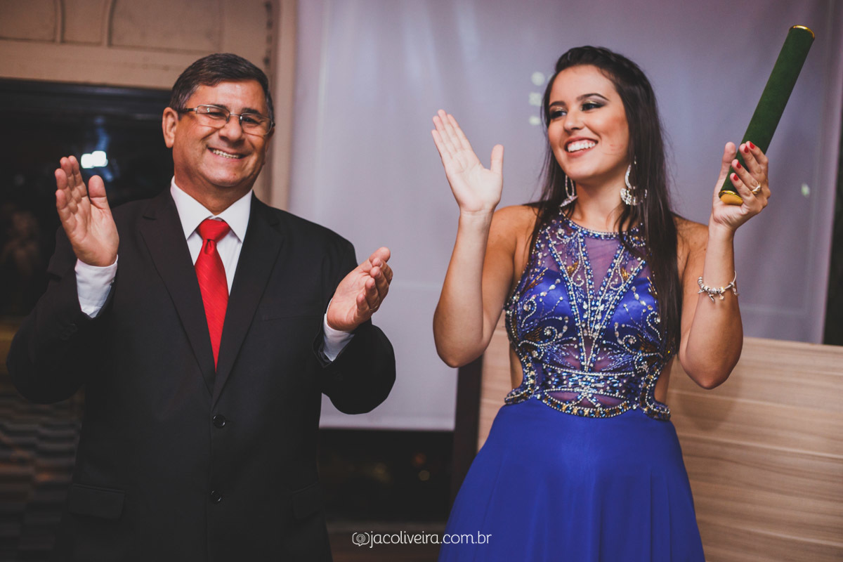 pai e filha batem palmas parabens formatura