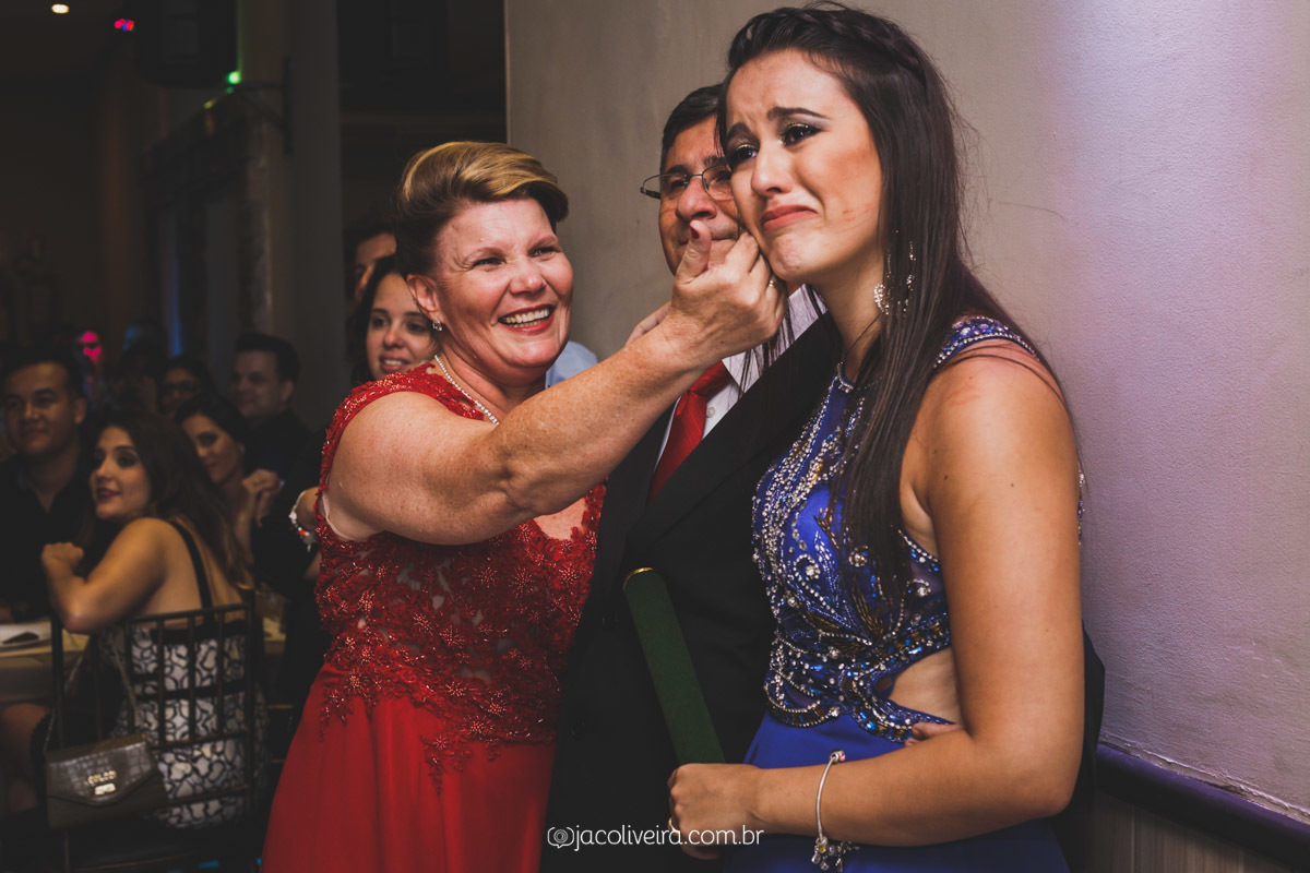 formanda com os pais formatura porto alegre pool eventos