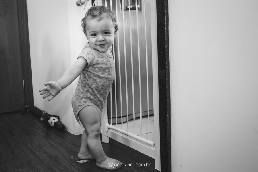 fotografo acompanhamento mensal em casa porto alegre heitor de pé com 10 meses