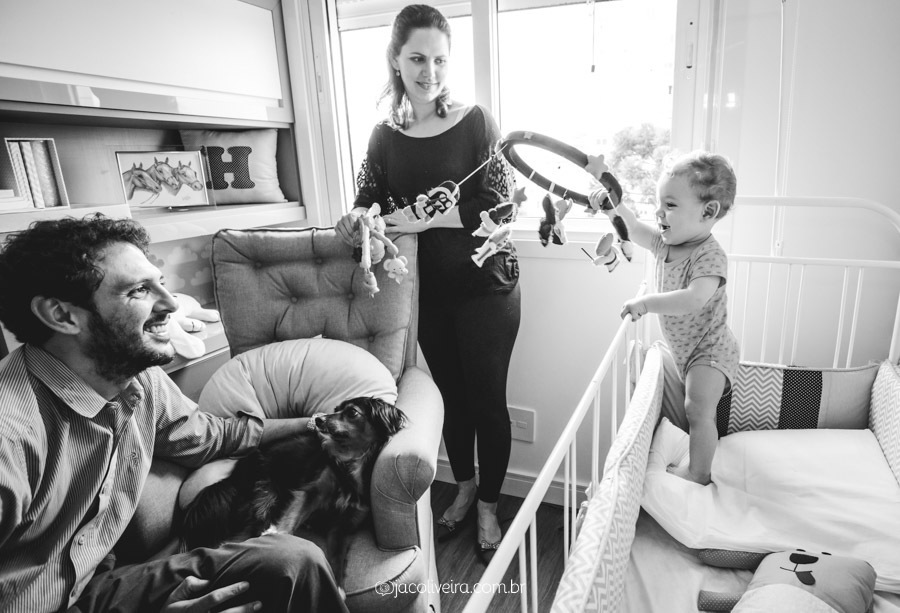 fotografo infantil porto alegre criança em seu quarto acompanhamento mensal bebê