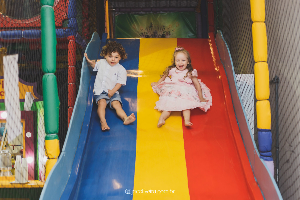 tobogã divertido na festa infantil da julia