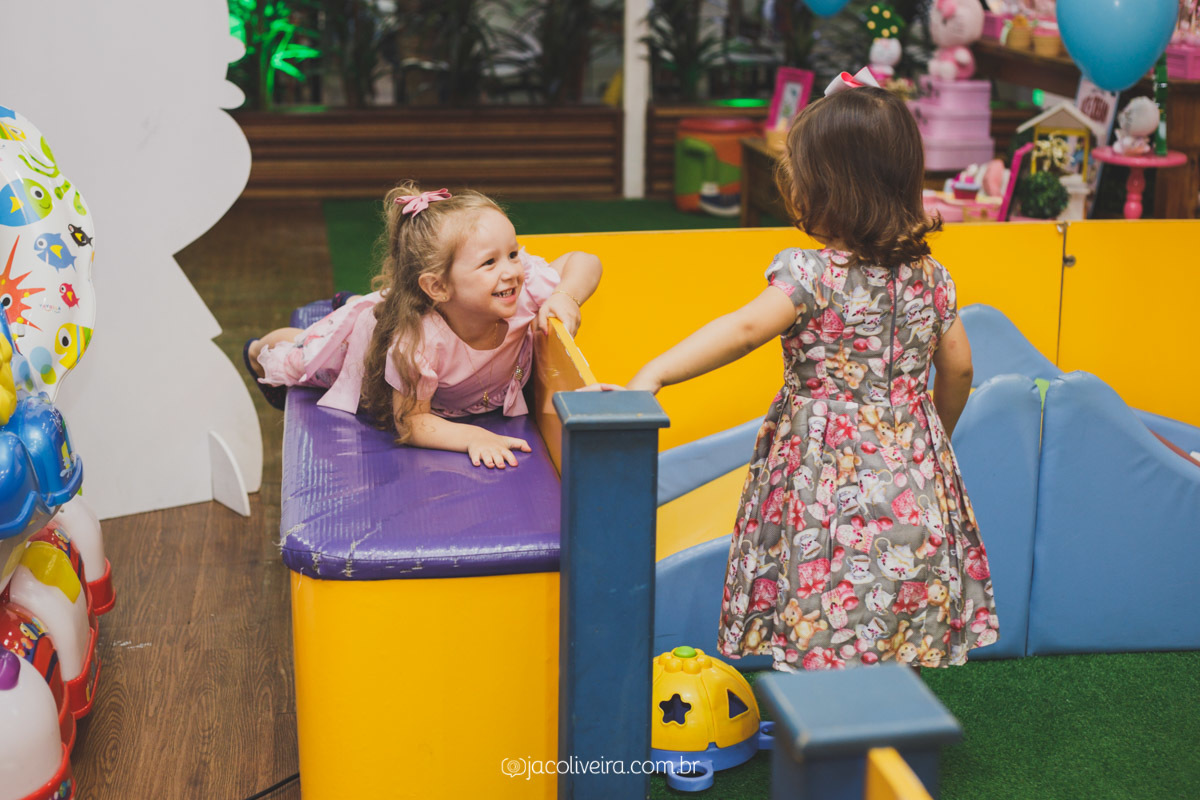 amigas brincando no aniversário infantil