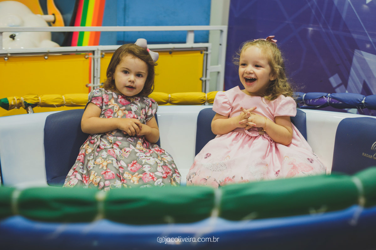amigas no brinquedo que gira na brincalhão festas