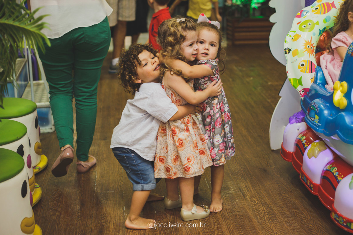 crianças brincando e se abraçando na festa infantil fotografo festa infantil porto alegre