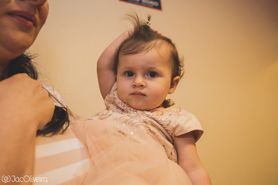 foto maria luiza com cabelo bagunçado em seu aniversario de 1 aninho megafesta garden