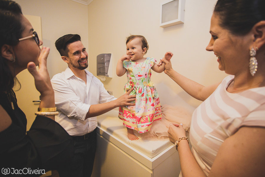menina trocando de roupa no aniversario vestido florido com pais e dinda