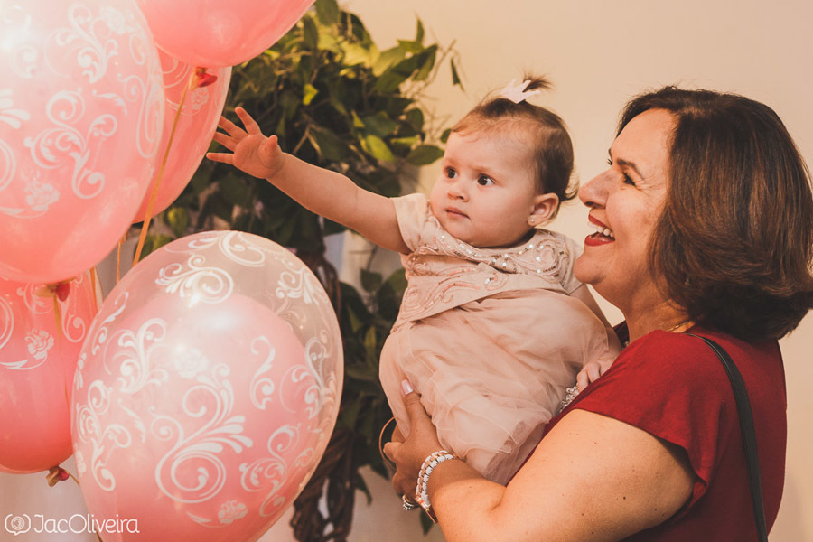 maria luiza bebê no colo da avó na festa de um aninho brincando com balões