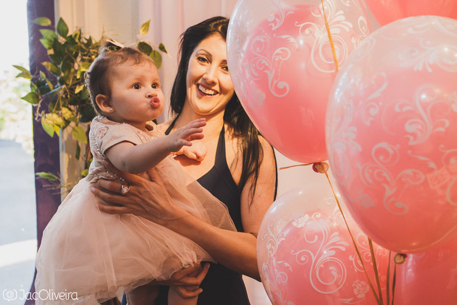 menina fazendo careta no colo da dinda fotografo em porto alegre