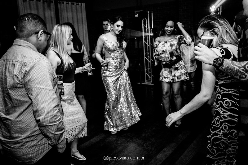 amigos dançam na festa de formatura da isabella em direito