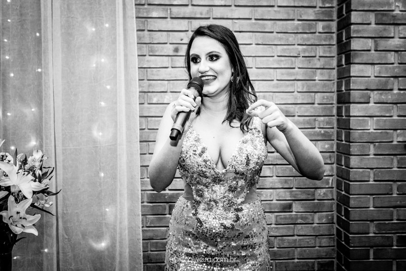 formanda faz discurso em sua festa