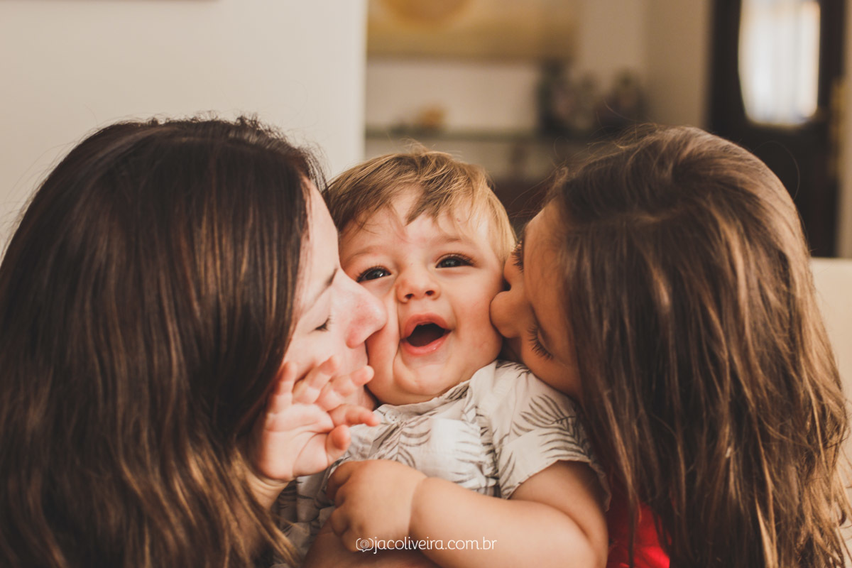 beijo sanduiche entre família
