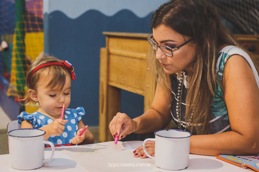 fotografia mãe e filha desenhando no aniversário de 2 anos 