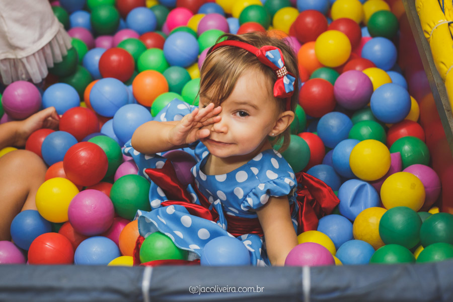 fotografo infantil porto alegre foto espontanea da ana julia na piscina de bolinhas