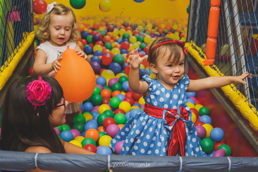 crianças brincando na piscina de bolinhas festa de 2 anos porto alegre
