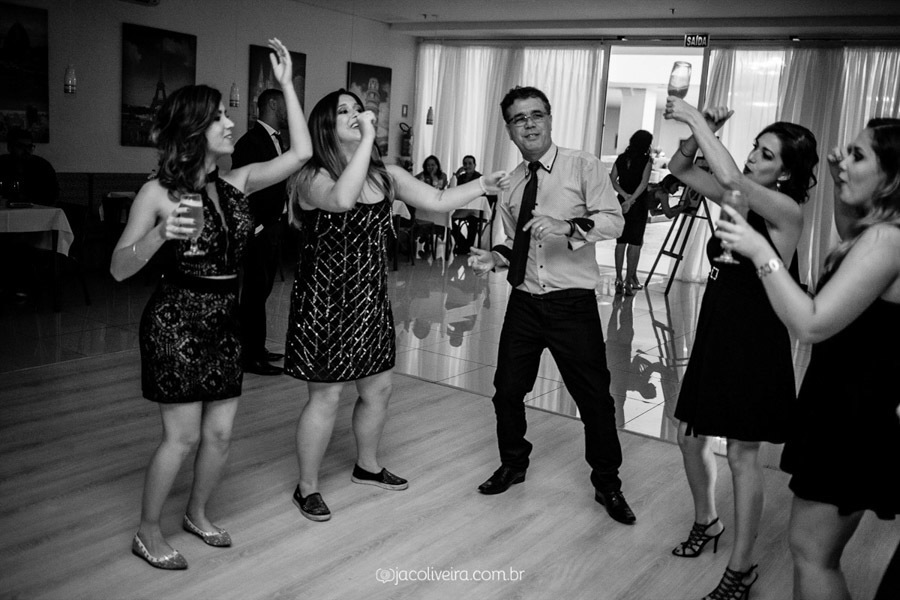 pai e filhas dançando na festa de formatura da bruna