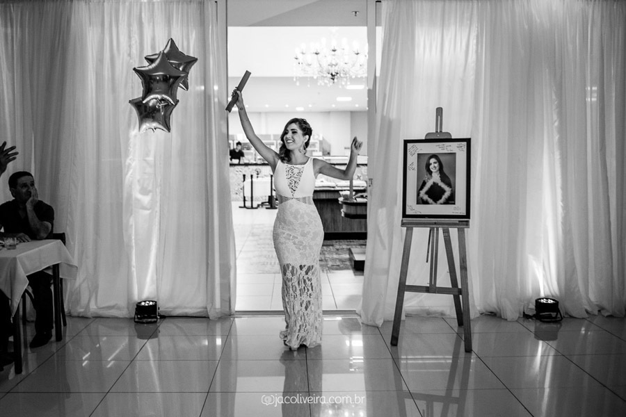 formanda entra no salão com diploma em mãos ipanema grill porto alegre
