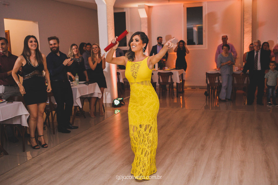 formanda bruna de vestido amarelo no salão do ipanema grill porto alegre
