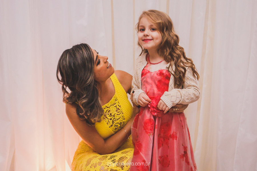 formanda bruna e irmã em momento de cumplicidade na festa