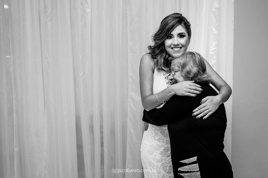 formanda e avó se abraçando na festa da bruna
