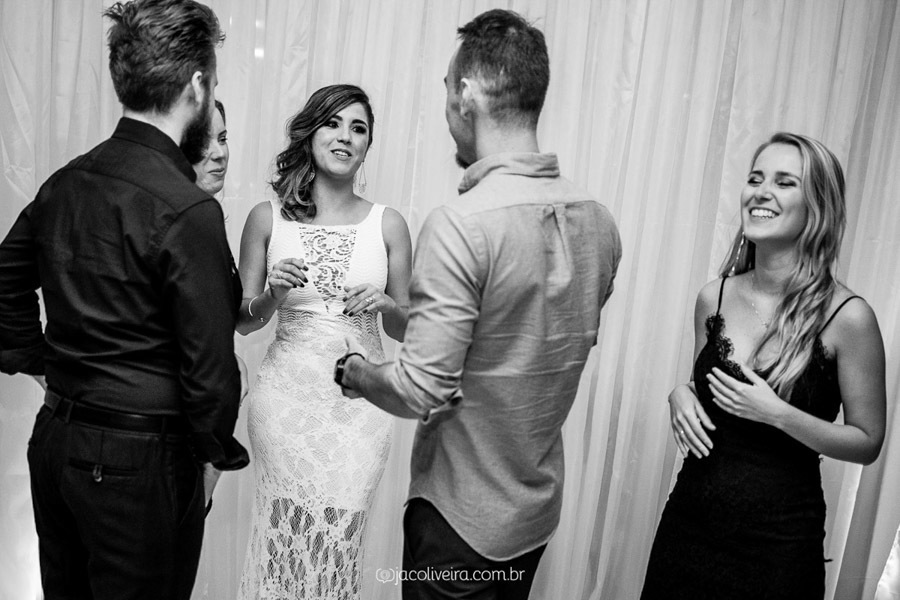 amigos rindo e festejando na formatura da bruna