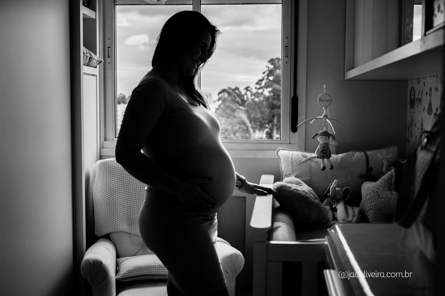 contraluz gestante no quarto do bebê ensaio lifestyle em casa