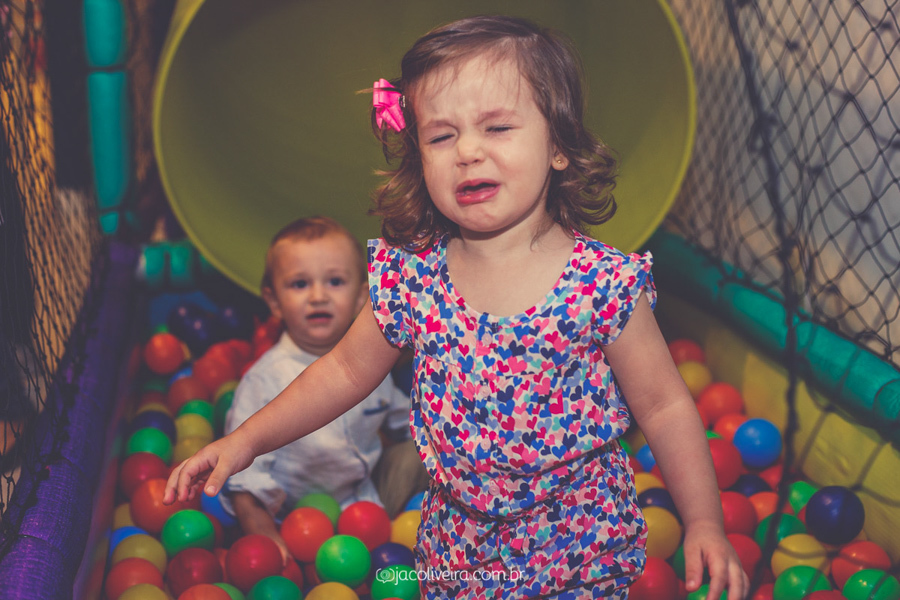 menina chorando na piscina de bolinha do aniversário de 2 aninhos do miguel na toy house