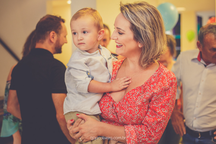 fotógrafo festa infantil porto alegre menino no colo da mãe na toy house