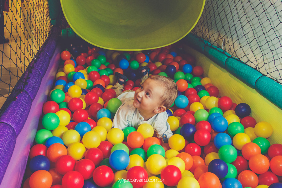 fotógrafa aniversário infantil festa porto alegre 2 aninhos miguel na piscina de bolinhas
